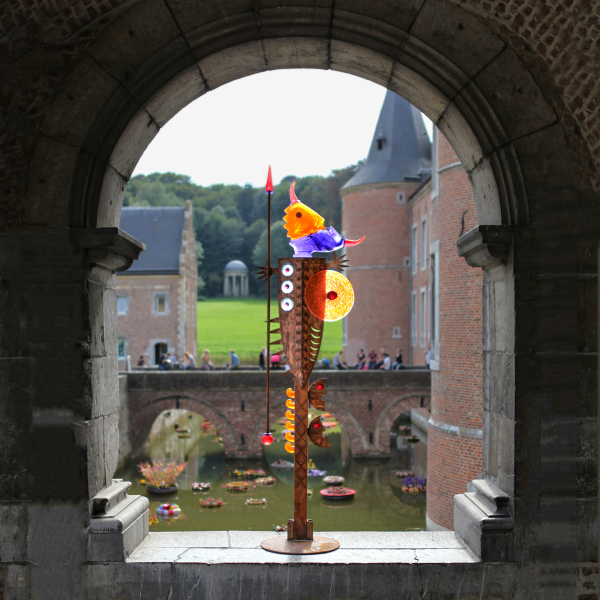 oo_massai_man_outdoor-sculpture_multicolored_alden_biesen_1-250_2